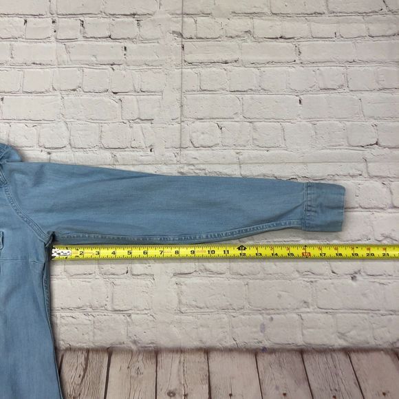 Levi's Women Tailored Fit Snap Button Western Shirt Size Small Chambray M124 -4 - Picture 5 of 16